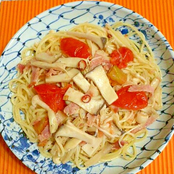 たっぷりキノコとトマトとベーコンのパスタ♪